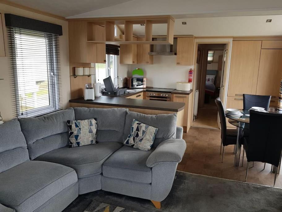 Home From Home Cosy Caravan เบมบริดจ์ ภายนอก รูปภาพ