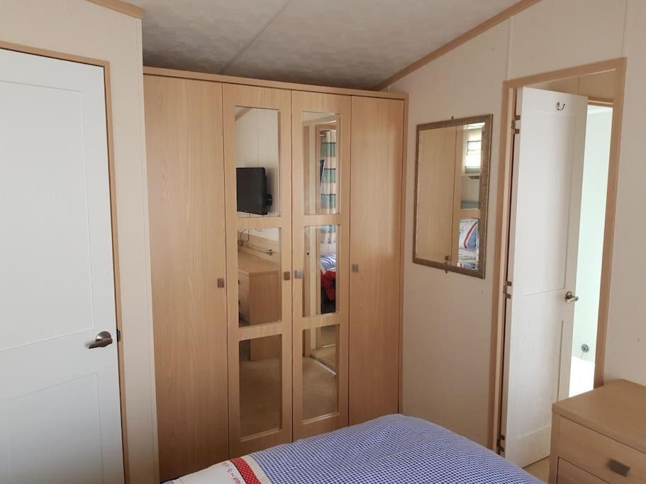 Home From Home Cosy Caravan เบมบริดจ์ ภายนอก รูปภาพ